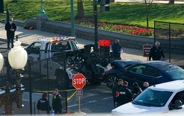 ▲美國國會山莊管制區路障遭1輛汽車衝撞，1名執勤員警與嫌犯傷重死亡，另有1名員警受傷。（圖／路透）