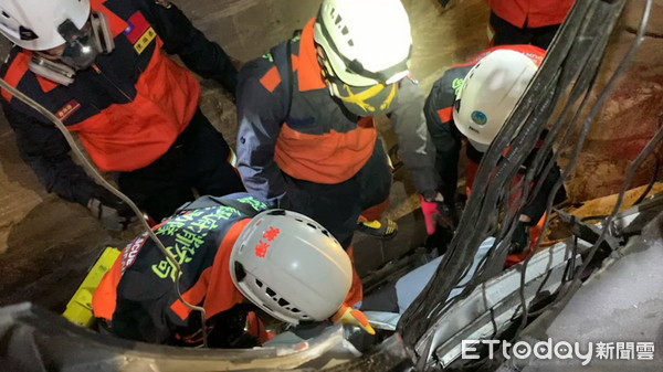 ▲▼宜蘭搜救人員第一時間，在出軋的太魯閣變形嚴重的第4、5、6節車廂，救出重傷1女（上圖）及11名OHCA乘客。（圖／記者游芳男翻攝，下同）