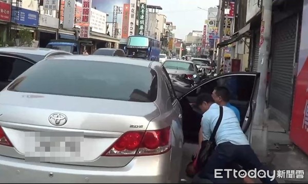 ▲苗栗街頭出現光天化日押車擄人？　「警察辦案！」虛驚一場。（圖／記者黃孟珍翻攝）