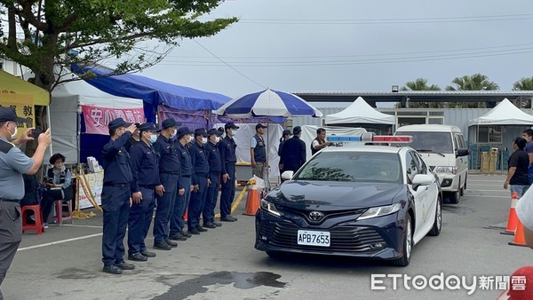 ▲罹難者劉奕辰和警方送遺體離開。（圖／記者許宥孺攝）