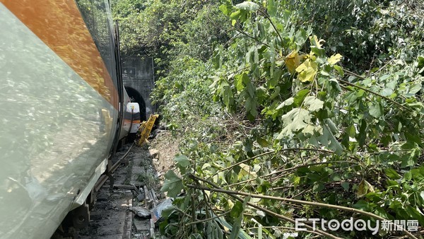 ▲▼台鐵太魯閣號列車在花蓮清水隧道疑遭從邊坡滑落的工程車砸中出軌，造成重大傷亡事故。（圖／記者蕭可正攝，下同）