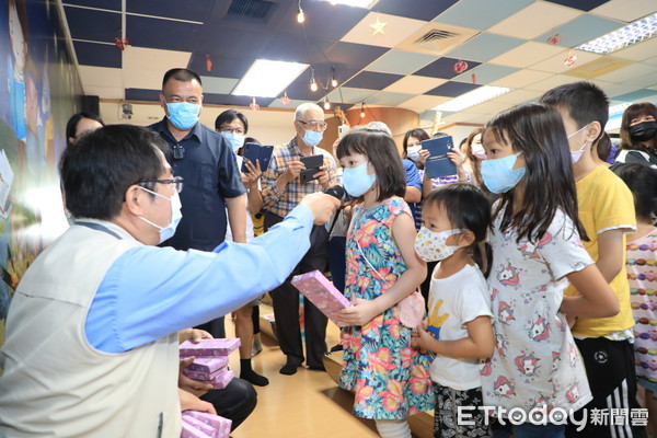 ▲台南市長黃偉哲在社會局陳榮枝局長陪同下，至台南市兒童福利服務中心之兒童館擔任神秘嘉賓，陪伴孩子一同暢遊館內設施，並進行兒童權利宣導有獎徵答。（圖／記者林悅翻攝，下同）