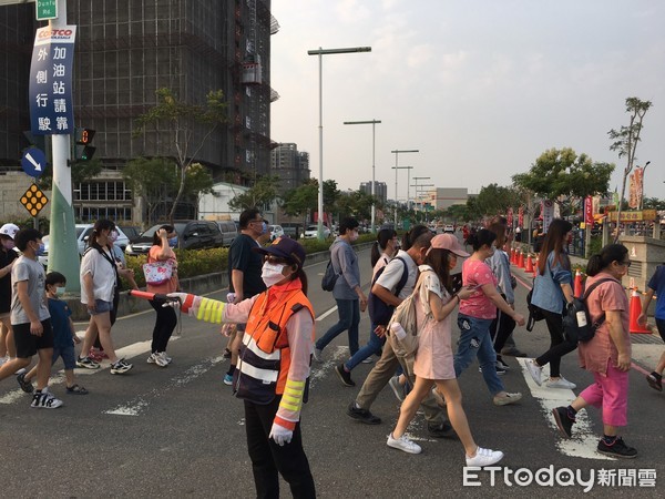 ▲總站捷運夜市才開業半小時，一輛百萬賓士違停遭開第一張罰單。（圖／記者鄧木卿攝）