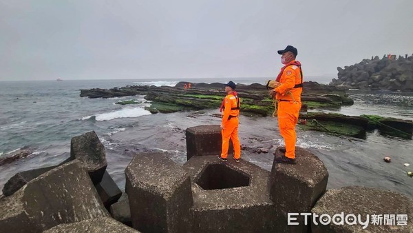 ▲基隆外木山外海「舢舨翻覆」　1漁民落水失蹤。（圖／記者郭世賢翻攝）