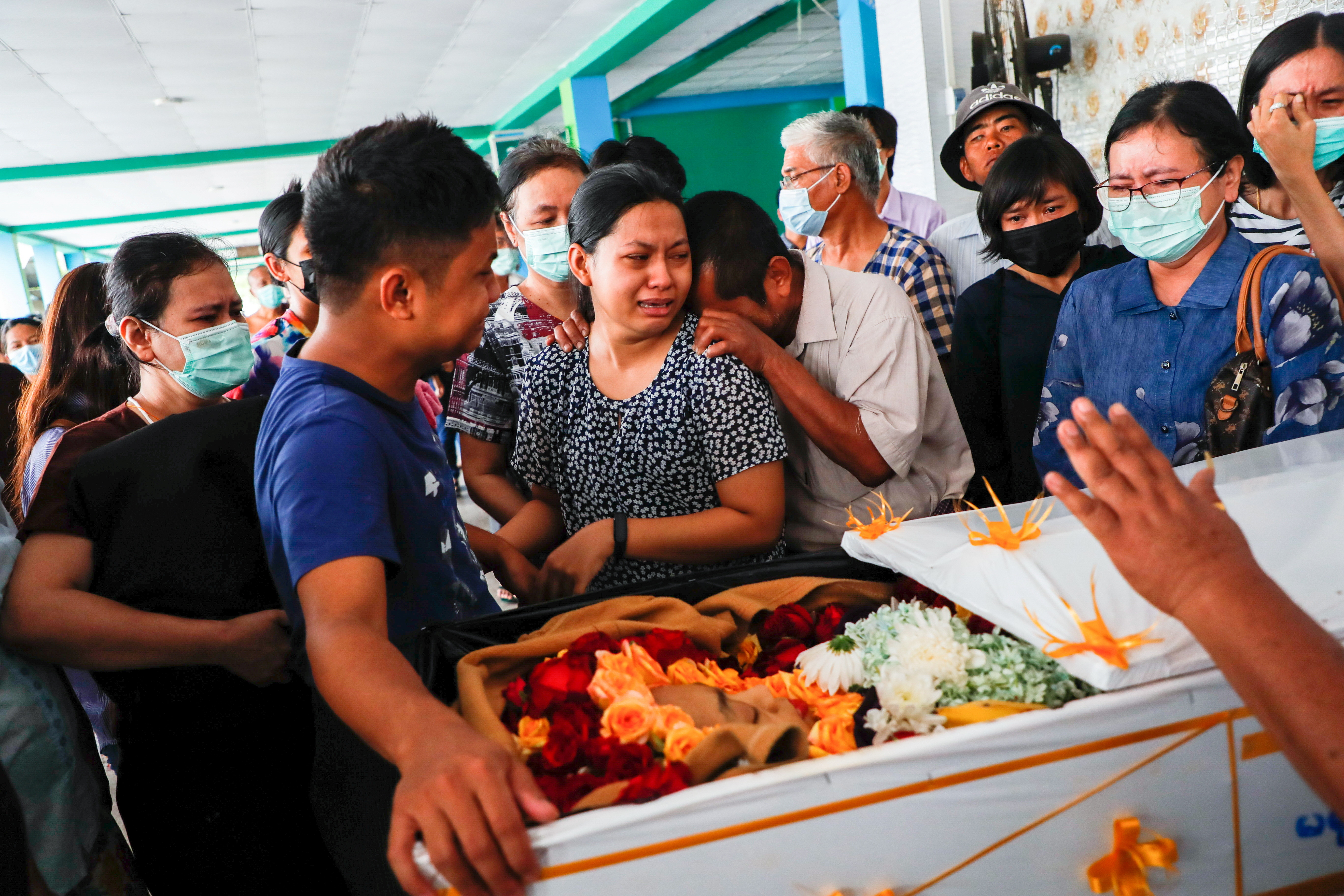 ▲▼當地女職員蘇素姬慘死，家屬悲痛難耐。（圖／路透社）