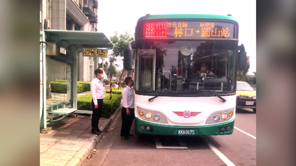 ▲新北林口到台北通勤通學 平日尖峰再增兩班次跳蛙公車。（圖／新北市交通局提供）