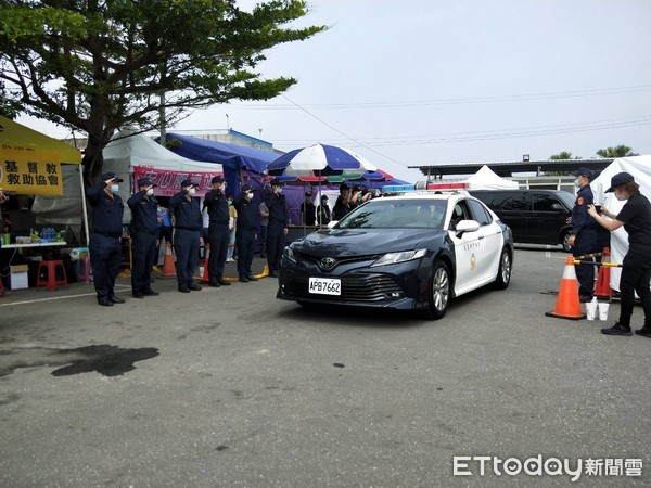 ▲▼警政署派遣「專人專車」載家屬前往花蓮辨認罹難者遺體。（圖／記者邱中岳翻攝）