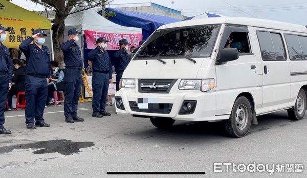 ▲▼警政署派遣「專人專車」載家屬前往花蓮辨認罹難者遺體。（圖／記者邱中岳翻攝）