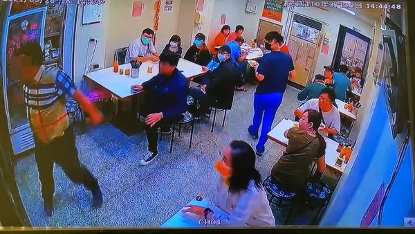 ▲▼吃不到米糕竟拿鐵椅砸老闆，台中Burberry哥身價驚人豪車代步。（圖／民眾提供）