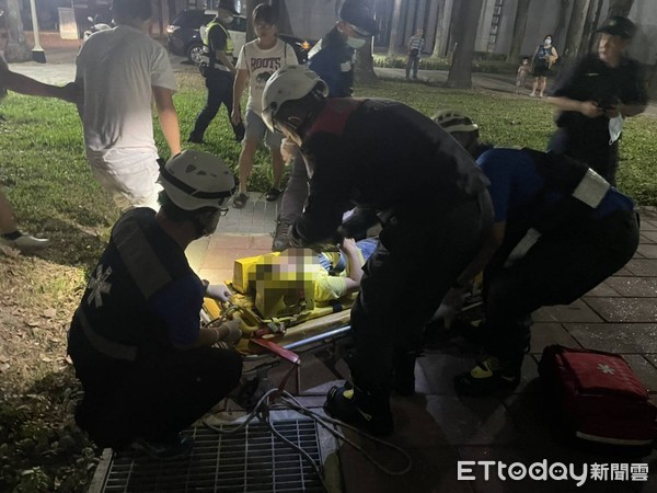 ▲消防人員到屏東市戶政事務所進行救護             。（圖／記者陳崑福翻攝，以下同）