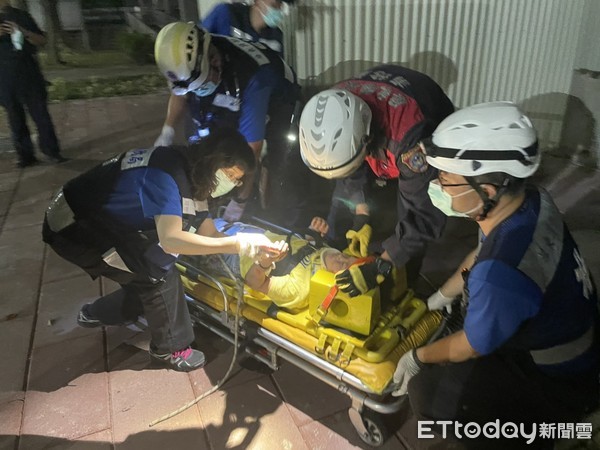 ▲消防人員到屏東市戶政事務所進行救護             。（圖／記者陳崑福翻攝，以下同）