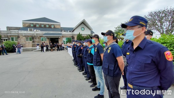 ▲台東縣警察局警派遣巡邏車4部護送2位罹難鄉親大體返家。（圖／記者楊漢聲翻攝）