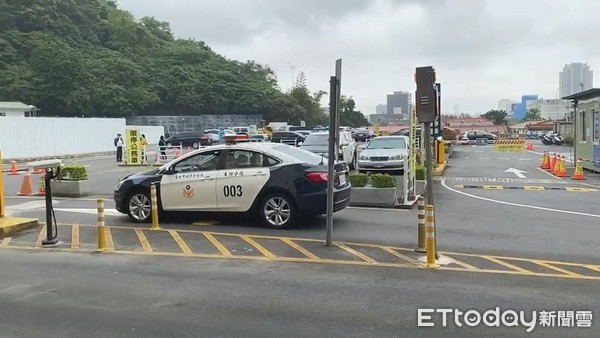 ▲台北市大同警方4日護送兩名太魯閣號脫軌意外罹難者北返抵達二殯。（圖／記者張君豪攝）