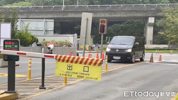 ▲台北市大同警方4日護送兩名太魯閣號脫軌意外罹難者北返抵達二殯。（圖／記者張君豪攝）