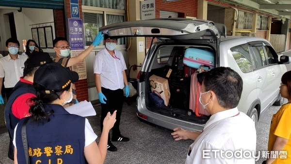 ▲太魯閣號乘客、傷亡者的行李、遺留物隨著搜救進度越來越多，鐵路警察開啟專案提供專人接送認領服務。（圖／記者張君豪翻攝）