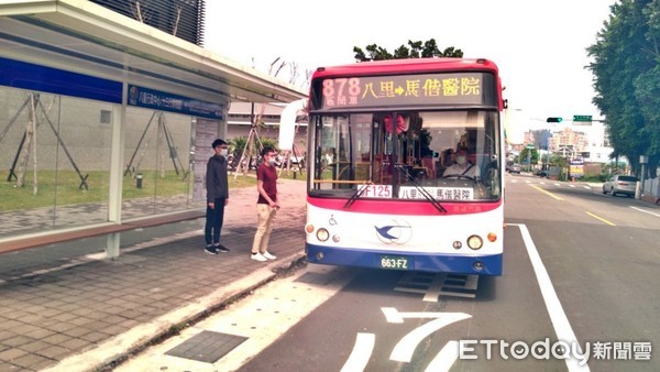 ▲新北八里免費F125新巴士 轉型878市區公車。（圖／新北市交通局提供）