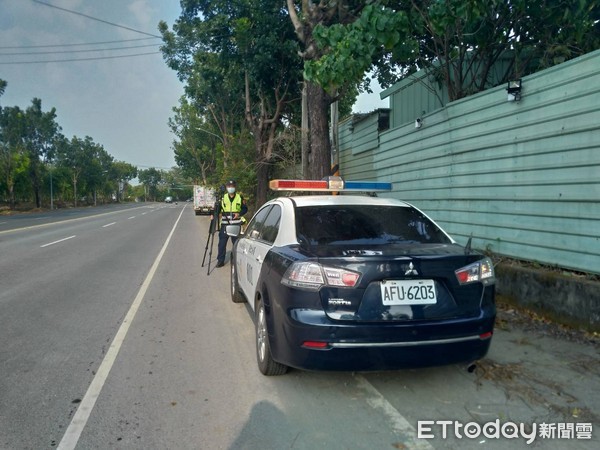 ▲台南市警局歸仁分局晚上派警車，從台南出發前往花蓮待命，5日上午擔任移靈前導車，帶罹難者蔡慧鵑返回台南市立殯儀館。（圖／記者林悅翻攝）