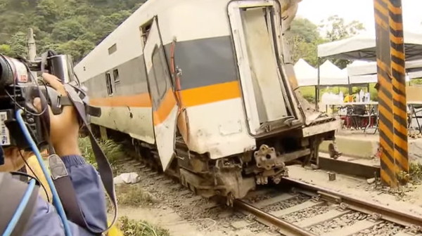 快訊／大魯閣第5節車廂移出　第6節車廂還卡著大體。（圖／東森新聞）