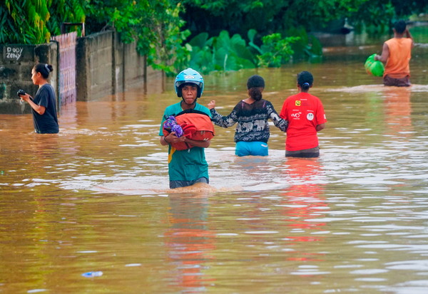 ▲▼東帝汶首都帝利受暴雨侵襲，多數地區遭大水淹沒。（圖／路透）