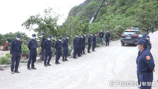▲▼太魯閣第6車廂移出，警方列隊向卡車內遺體致意。（圖／記者林振民攝）