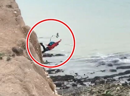 ▲▼英國男子在海岸懸崖跳傘，卻慘摔斷雙腿。（圖／翻攝自YouTube／Sussex News）