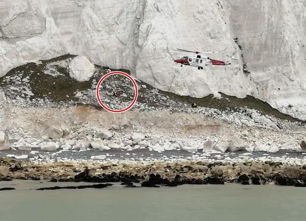 ▲▼搜救單位派出直升機將受傷男子從崖底救出。（圖／翻攝自Facebook／Sussex Coast Incident News Page）