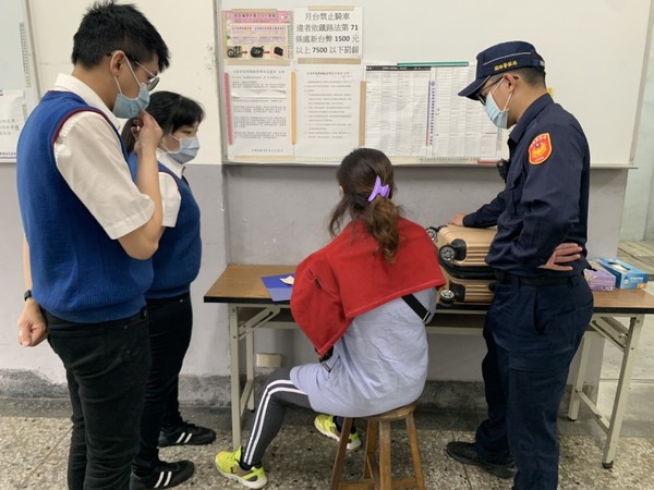 ▲鐵路警察幫婦人拿行李。（圖／翻攝自內政部警政署鐵路警察局）