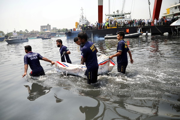 ▲▼孟加拉渡船與貨輪相撞，造成沉船事故，當局確認已有26人死亡。（圖／路透）