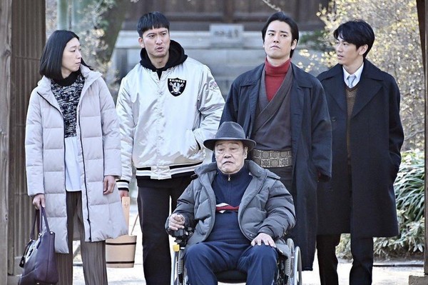 江口紀子（後排左起）、長瀨智也、桐谷健太、永山絢斗與西田敏行（前中）演出的《我家的故事》發人省思。（翻攝自TBS）
