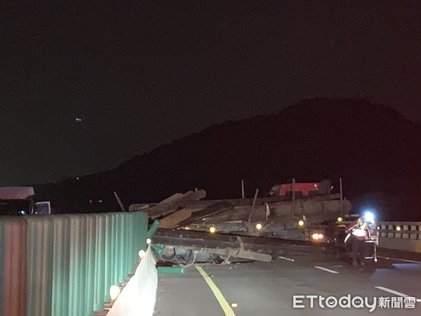台61西濱3輛拖板車追撞，3駕駛受傷。（圖／記者黃孟珍翻攝）