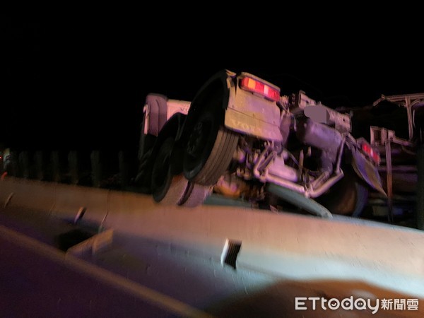 台61西濱3輛拖板車追撞，3駕駛受傷。（圖／記者黃孟珍翻攝）