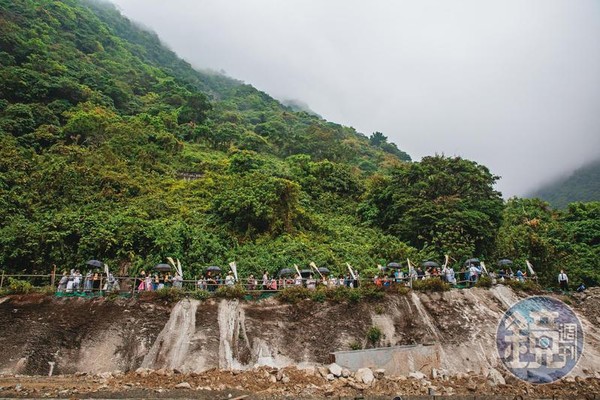 死者家屬赴事故現場招魂時突然下起雨來，讓現場氣氛更添哀悲。