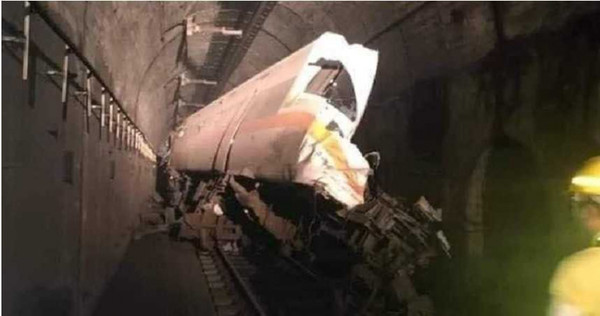 位於車頭的第8節車廂被削去大半，車廂內還有遺體遭擠壓而殘缺不全，現場慘不忍睹。（圖／民眾提供）