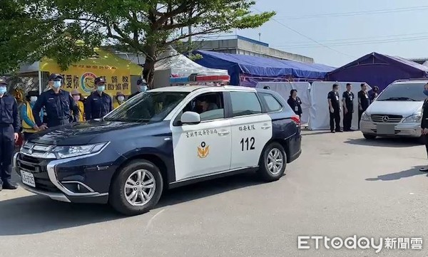 ▲警開道護送蘇小弟與媽媽返回台北。（圖／記者張君豪攝）