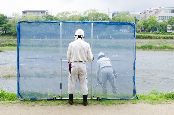 ▲▼日本工人割草時都是兩兩一組，一人持機器割草，另一則手持防護網避免誤傷過路民眾。（圖／翻攝自FB／　飛鳥季アスカキ）