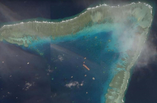▲南沙牛軛礁地形特殊，被認為可建兩條機場跑道，戰略地位重要。（圖／翻攝百度百科）