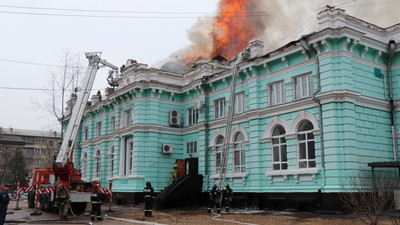 俄外科醫「火場裡動心臟手術」！大火燒穿屋頂堅持不退：救人應該的