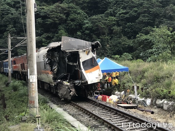 ▲▼408次太魯閣號出軌事件DAY5，第七節車廂拖離事故現場。（圖／記者黃國霖攝）