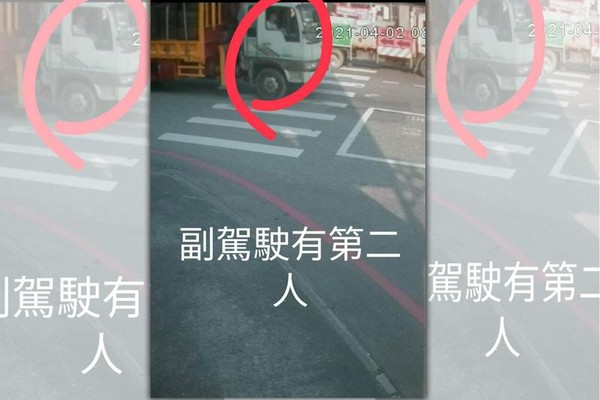 李義祥的工程車上面堆滿輪胎，且在當日經過花蓮市時，副駕駛座上出現白衣男子。（翻攝畫面）