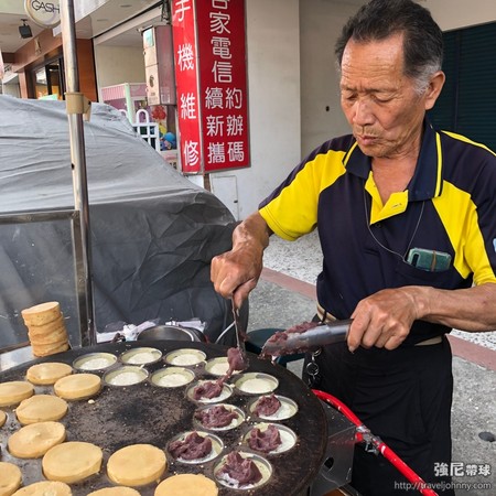 ▲▼台南新營無名紅豆餅每顆只要5元。（圖／部落客強尼帶球授權提供）