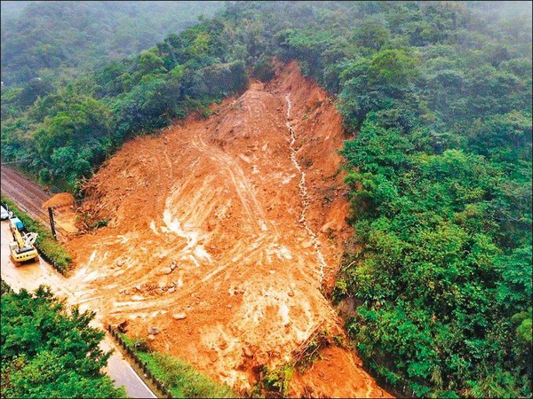 去年底台鐵發生侯硐邊坡坍方事件，當時的監工單位也是聯合大地。（台鐵提供）