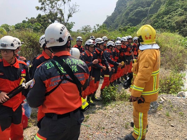 宜蘭縣消防員參與太魯閣號救災。（圖／翻攝林姿妙臉書）