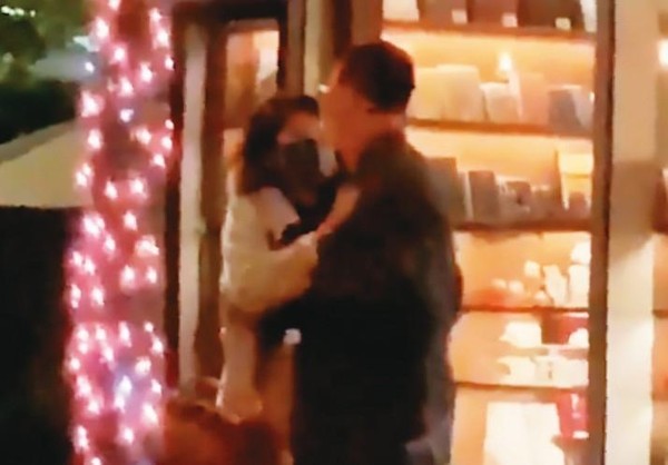 臉書上影片顯示，已婚的吳昭輝（右）和一名熟女（左）在大街上摟摟抱抱，十分親暱。（翻攝劉仲玄臉書）