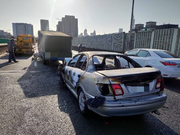 ▲▼市民大道火燒車。（圖／記者邱中岳翻攝）