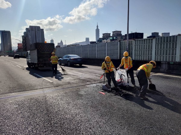 ▲▼市民大道火燒車。（圖／記者邱中岳翻攝）