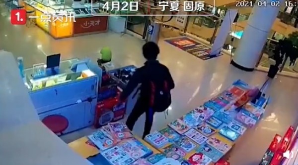 13歲少年偷手機「給870元才還」，女失主真的給了。（圖／翻攝自微博／沸點視頻）