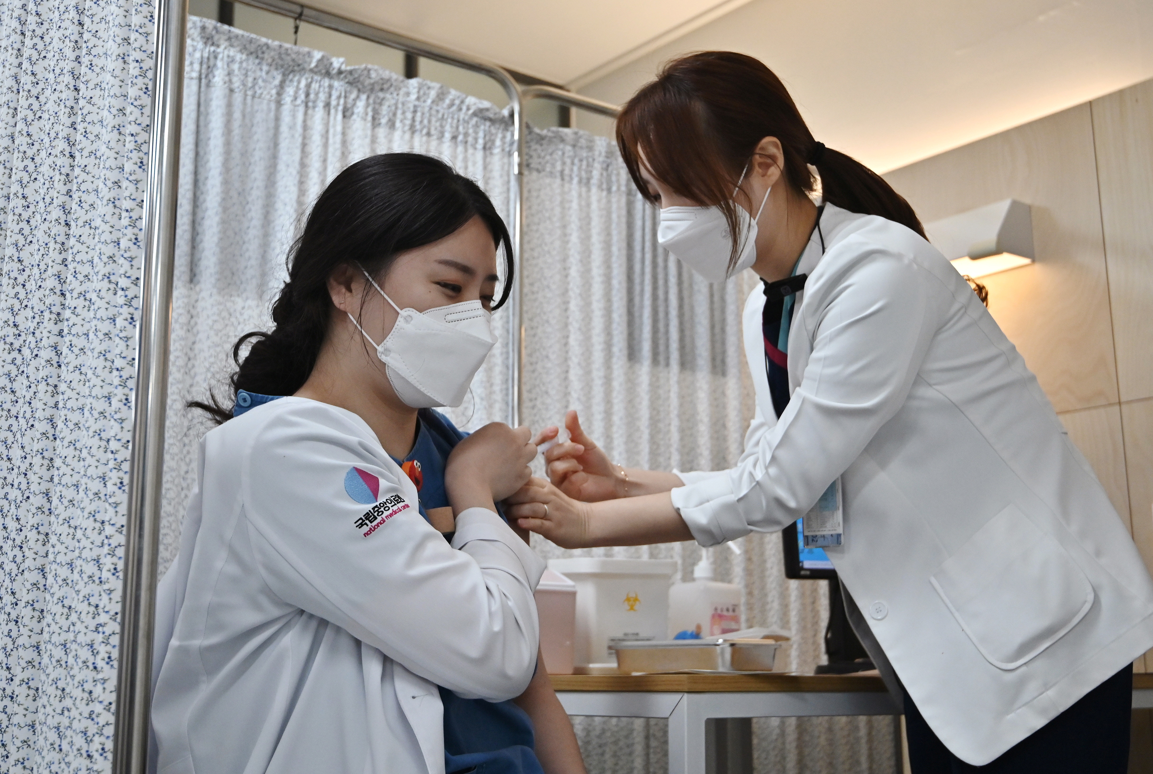 ▲▼南韓一名20多歲在醫療機構工作的女性，接種AZ疫苗12天後出現血栓。（示意圖，非本人／路透社）