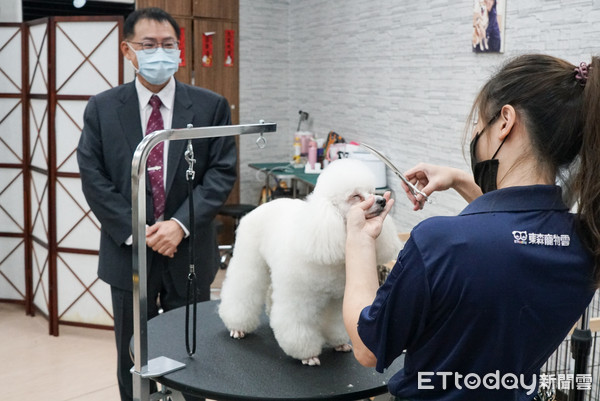 ▲東森寵物雲與醒吾科大產學合作記者會，校長陳義文參觀美容區。（圖／記者林敬旻攝）