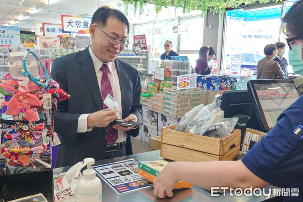 ▲東森寵物雲與醒吾科大產學合作記者會，校長陳義文替家中愛犬購買零食。（圖／記者林敬旻攝）