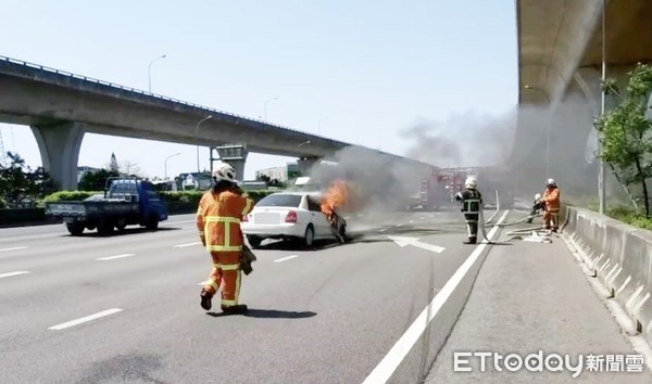 ▲國道一號桃園中壢南下路段7日上午發生火燒車意外，消防局人員持續灌救。（圖／記者沈繼昌翻攝）